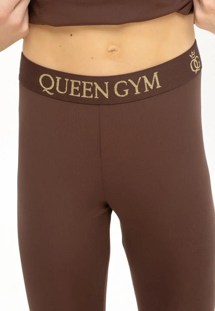 紧身裤是棕色的Queen Gym